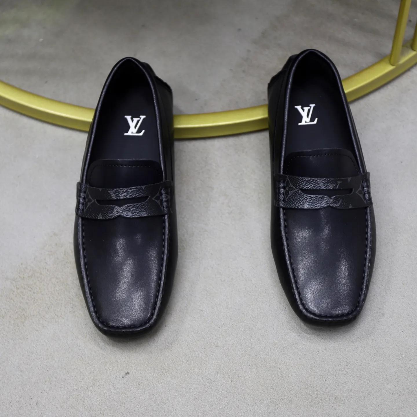 Ex-factory price: 460💰【LV】Louis Vuitton ⚠️High-end men’s driving and pedal series ⚠️38-44 (customized for 45) ⚠️All original cowhide leather! Thick and soft! Made entirely of calfskin lining! Rubber sheet anti-slip beanie sole! Three-dimensional package technology! Fashionable and classic! Handicrafts! Original high quality! Feel free to compare!